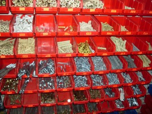 Лотки с крепежом в магазине на рынке Колос