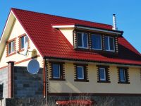 Металочерепиця на даху приватного будинку