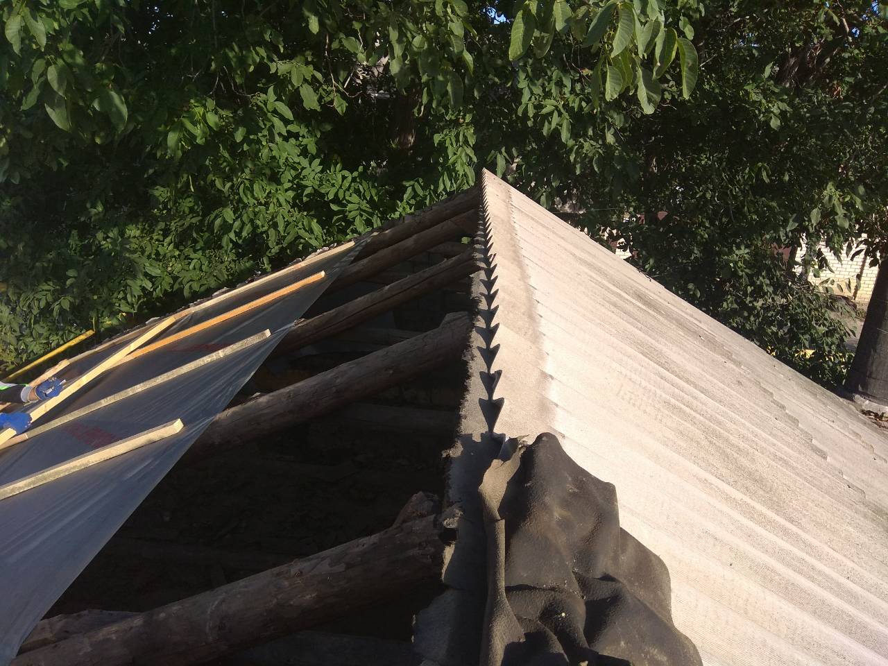 Крыша со старым шифером