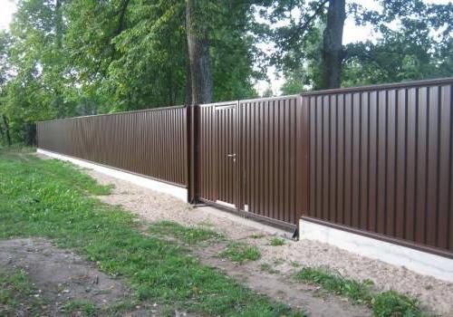 Готовый забор из профнастила