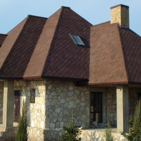 Крыша из битумной черепицы в Себино.