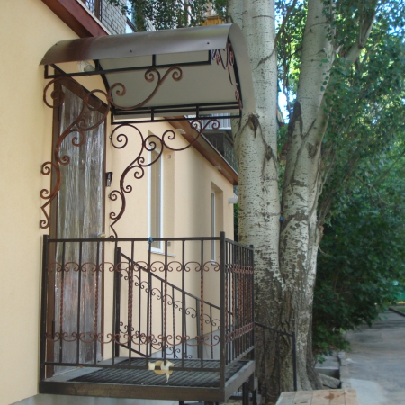 Крыльцо с использованием металлоконструкций