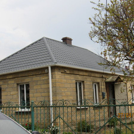 dom-s-kryishey-iz-metallocherepitsyi-diamant