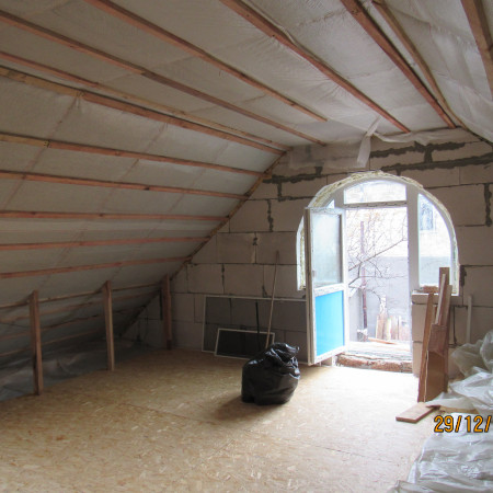 Установка двери в мансардном помещении