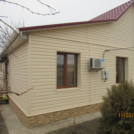 Дом в с. Ивановка. Металлочерепица Яспис и сайдинг