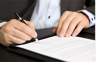 Человек, подписывающий договор Подписание договора на кровельные услуги