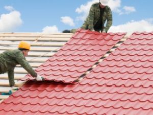 Работы по монтажу металлочерепицы