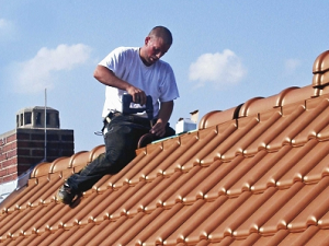 Выполнение монтажа керамической черепицы