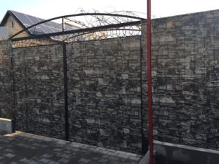 Эти непревзойдённые заборы из профнастила или 5 решительных преимуществ материала