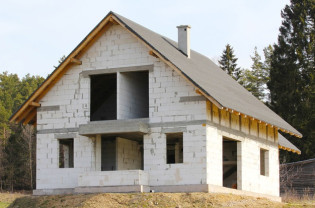 Ремонт крыши: когда достаточно частичного ремонта, а когда нужен капитальный