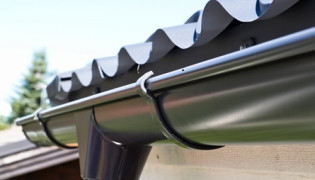 Види водостічних систем: пластикові чи металеві — що обрати?