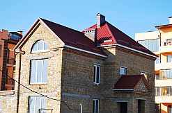 Металлочерепица на крыше дома по адресу улица Рыбная