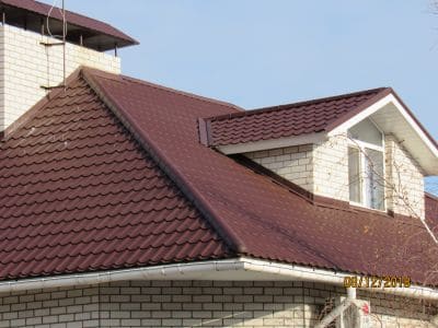 Металлочерепица на крыше кирпичного дома