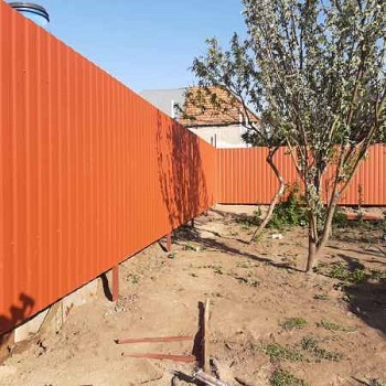 Монтаж паркану з профнастилу