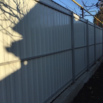 Внутрішня частина огорожі