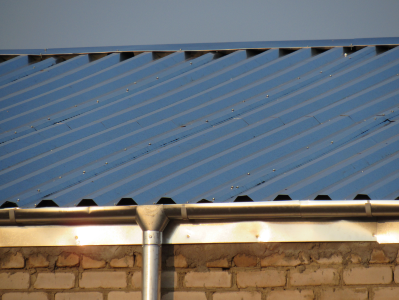 Кровельный профнастил на крыше здания Фото - Крыша из кровельного профнастила