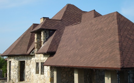 Фото - сложная конструкция кровли из битумной черепицы