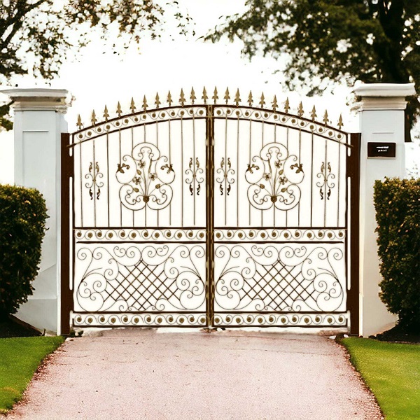 Кованые ворота особняка