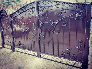 Ворота с элементами ковки