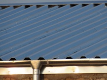 Профнастил на крыше здания темно синий